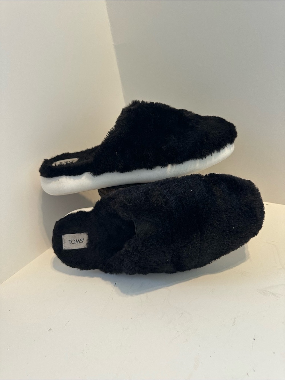 Tom’s Alpargata Mallow Mule Black Faux Fur Cozy Slippers Womans Size 9 (EU 40)